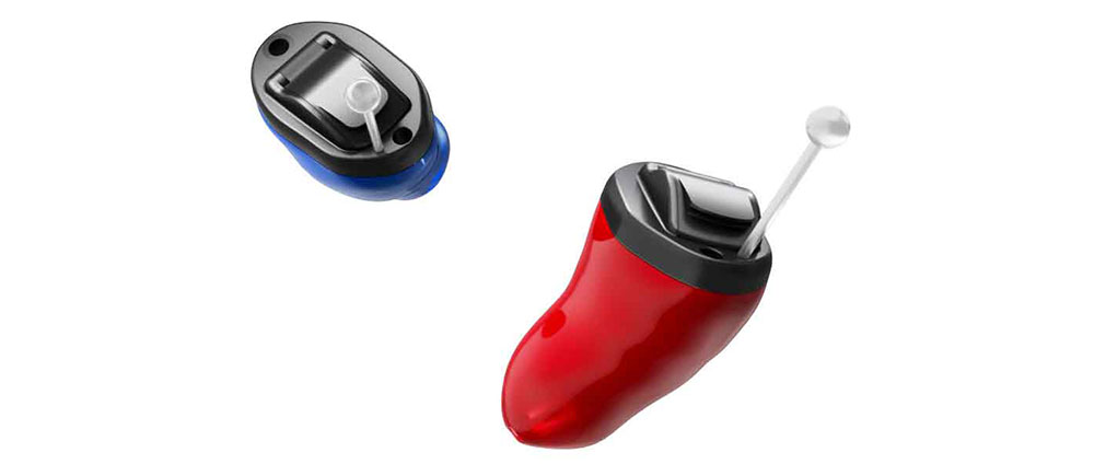 Rote und blaue Insio Hörgeräte von Signia in Nahaufnahme. Diese In-Ear-Hörgeräte sind ideal für Menschen, die höchste Klangqualität und unsichtbaren Tragekomfort suchen. Rote und blaue Insio Hörgeräte von Signia in Nahaufnahme. Diese In-Ear-Hörgeräte sind ideal für Menschen, die höchste Klangqualität und unsichtbaren Tragekomfort suchen.