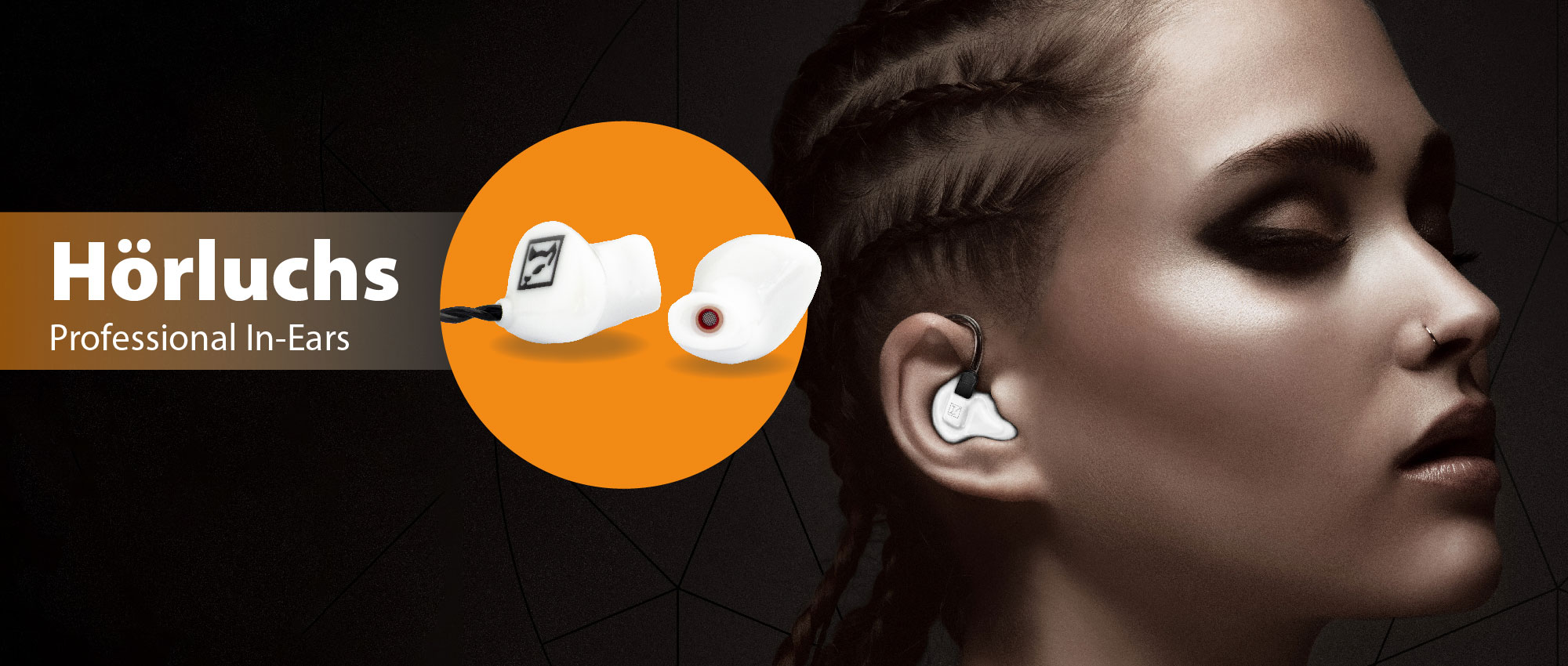 Eine Musikerin mit Hörluchs Professional In-Ear-Monitoren. Die In-Ears bieten High-Fidelity-Klang und maßgeschneiderte Passform für maximale Performance.