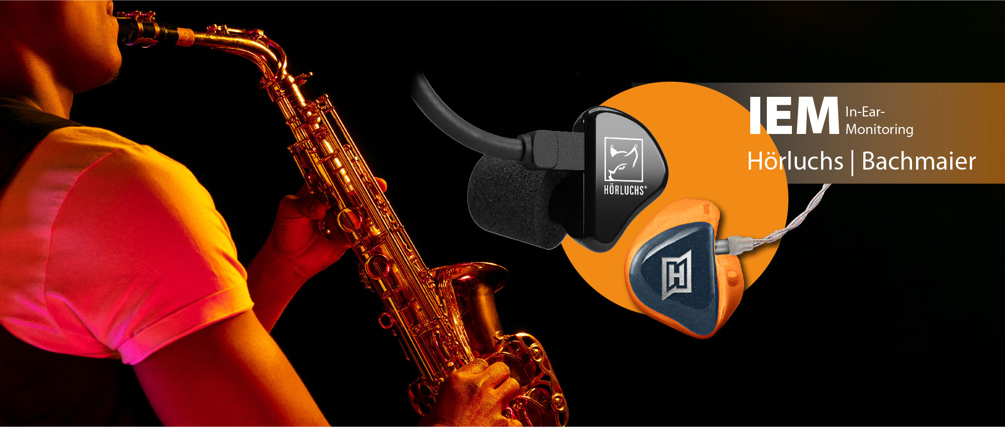 Saxophonist mit einem Hörluchs In-Ear-Monitoring-System. Maßgefertigte In-Ears für Musiker sorgen für klaren Klang und optimalen Gehörschutz auf der Bühne. Saxophonist mit einem Hörluchs In-Ear-Monitoring-System. Maßgefertigte In-Ears für Musiker sorgen für klaren Klang und optimalen Gehörschutz auf der Bühne.