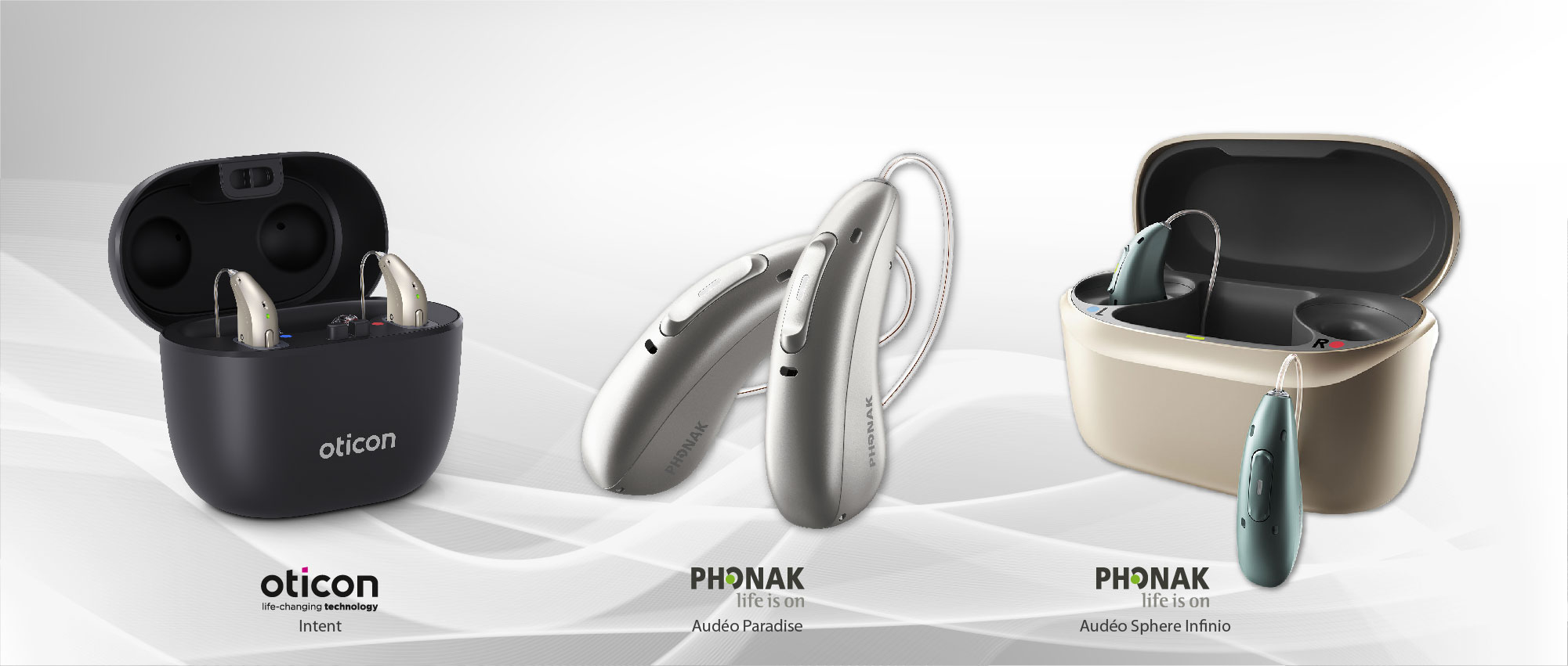 Drei Akku Hörgeräte von Oticon und Phonak mit Ladestationen auf weißem Hintergrund, moderne Technik sichtbar​​​​​​​​​​​​​​​​​​​​​​​​​​​​​​​​​​​​​