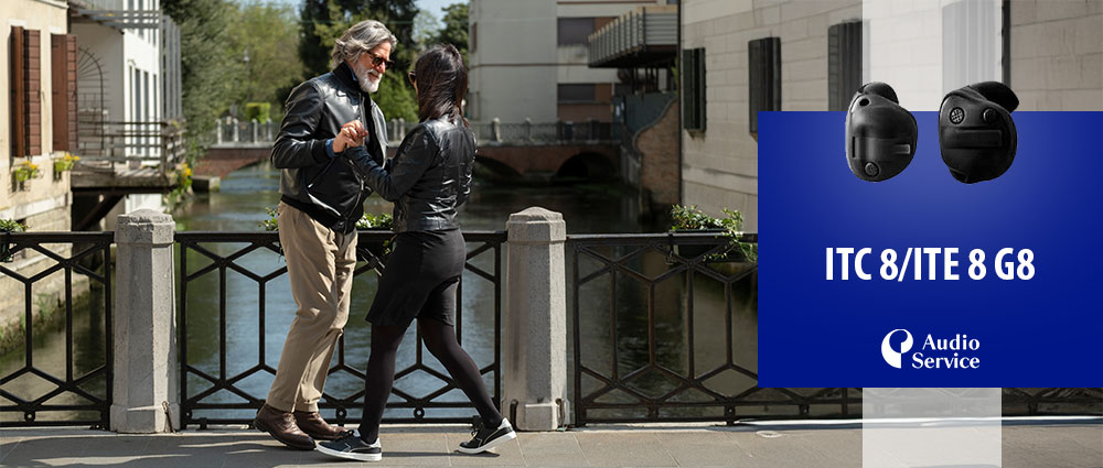 Älteres Paar tanzt am Kanal in Lederjacken bei sonnigem Wetter. Outdoor-Szene mit entspannter Stimmung.​​​​​​​​​​​​​​​​​​​​​​​​​​​​​​​​​​​​​​​​​​