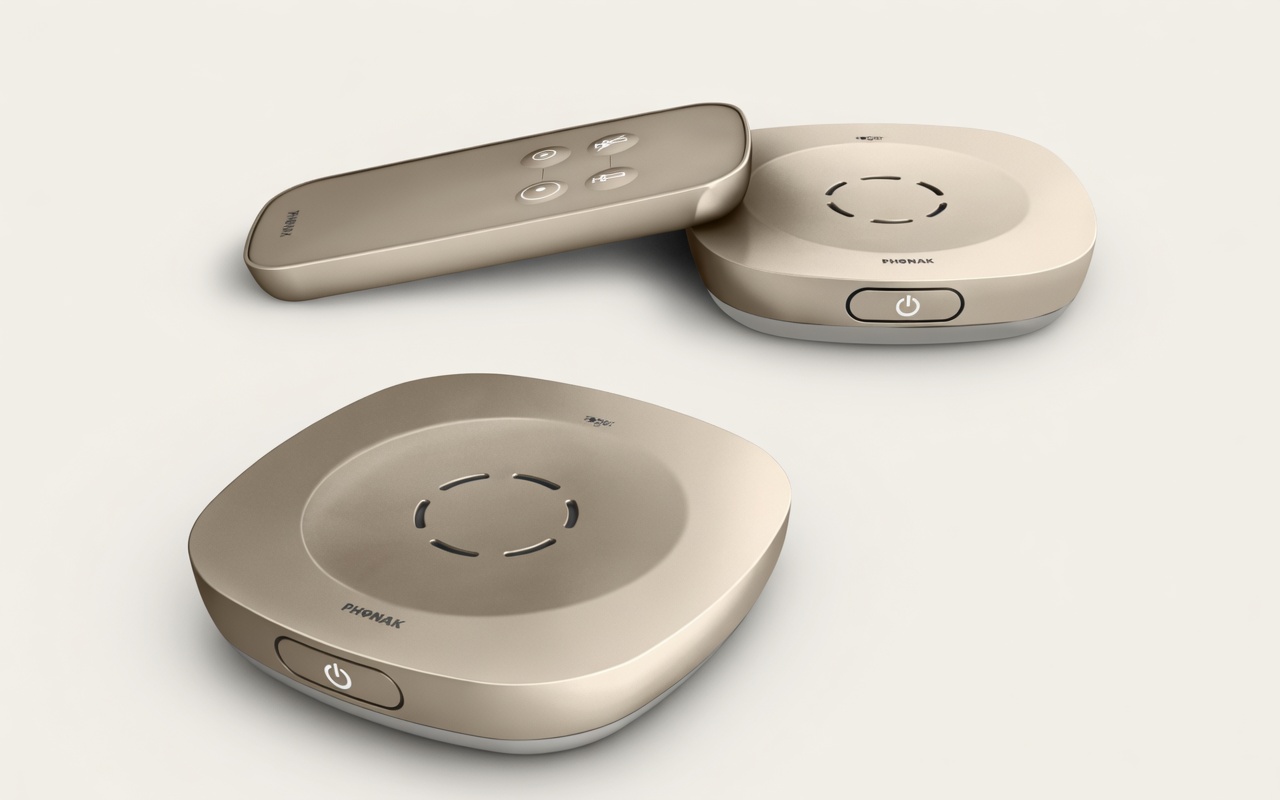 Nahaufnahme von FM-Anlagen und Hörgeräten auf weißem Hintergrund zeigt moderne Hörtechnik für besseren Klang.​​​​​​​​​​​​​​​​​​​​​​​​​​​​​​​​​​​​