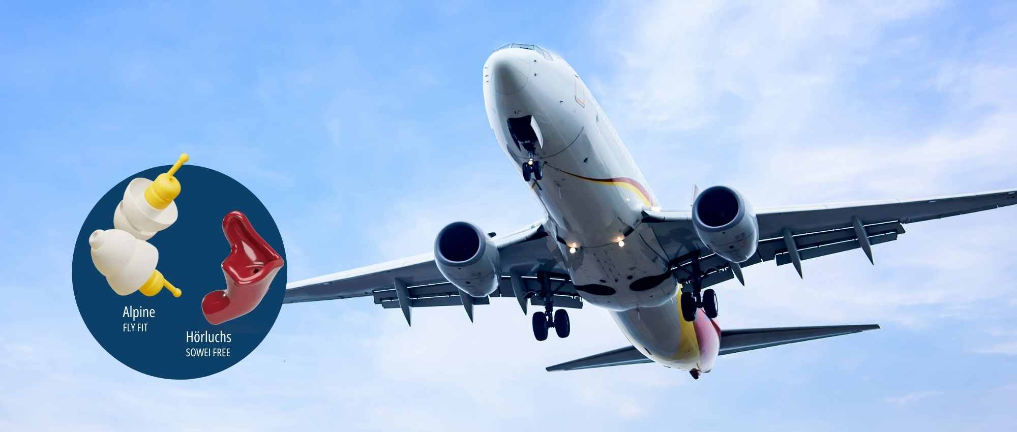 Passagierflugzeug im Landeanflug vor blauem Himmel und zwei Modelle von Gehörschutz für Flugreisen​​​​​​​​​​​​​​​​​​​​​​​​​​​​​​​​​​​​​​​​​​​​​​​