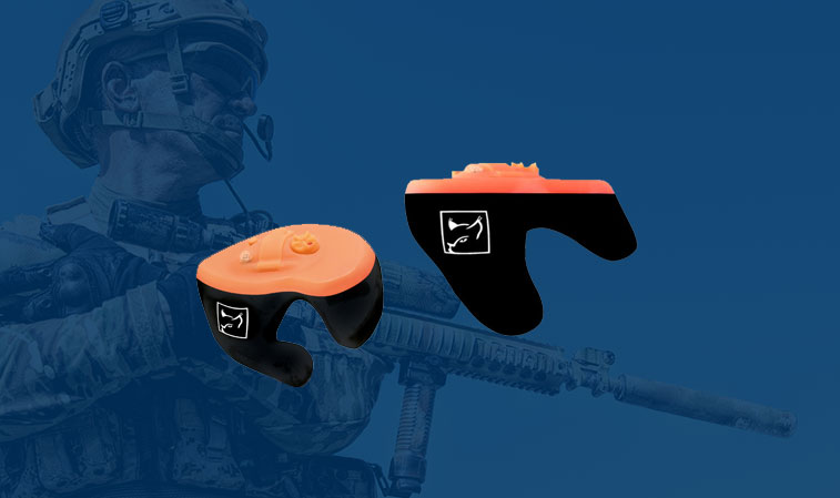 Schwarz-oranger Gehörschutz für Polizei und Militär mit bewaffnetem Soldaten. Optimaler Schutz im Einsatz.​​​​​​​​​​​​​​​​​​​​​​​​​​​​​​​​​​​​​​​