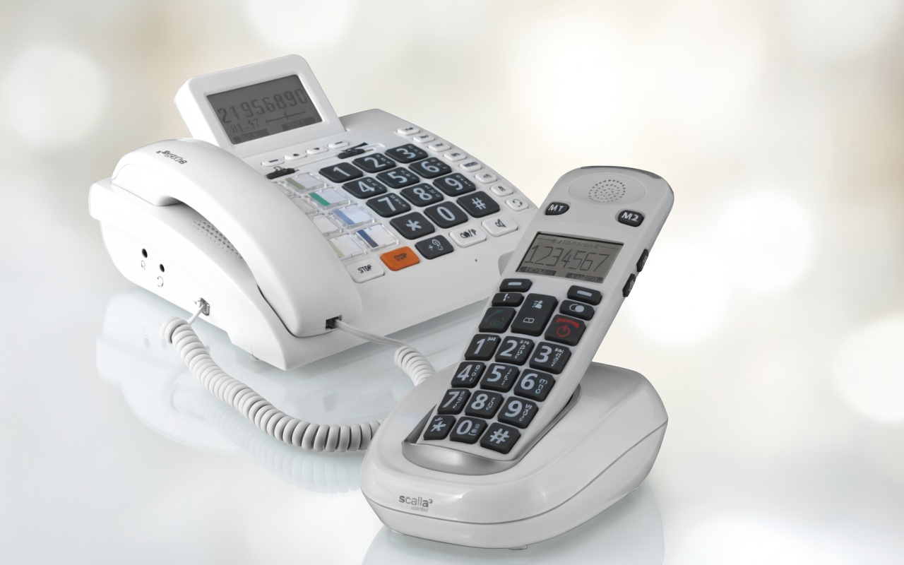 Weißes Festnetztelefon mit schnurgebundenem und schnurlosem Hörer auf hellem Hintergrund, modernes Design​​​​​​​​​​​​​​​​​​​​​​​​​​​​​​​​​​​​​​​​