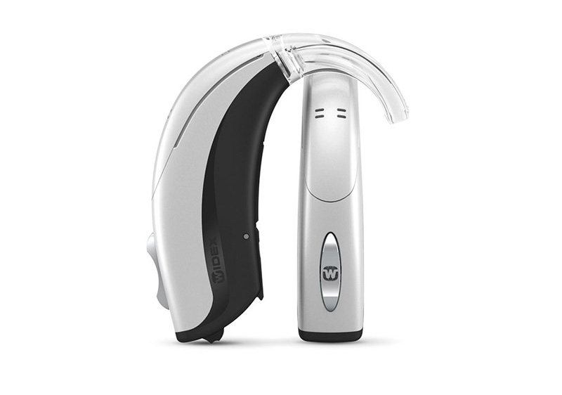 Zwei silberne Standard Hörsysteme mit transparentem Ohrbügel vor weißem Hintergrund, modernes Design​​​​​​​​​​​​​​​​​​​​​​​​​​​​​​​​​​​​​​​​​​​​​