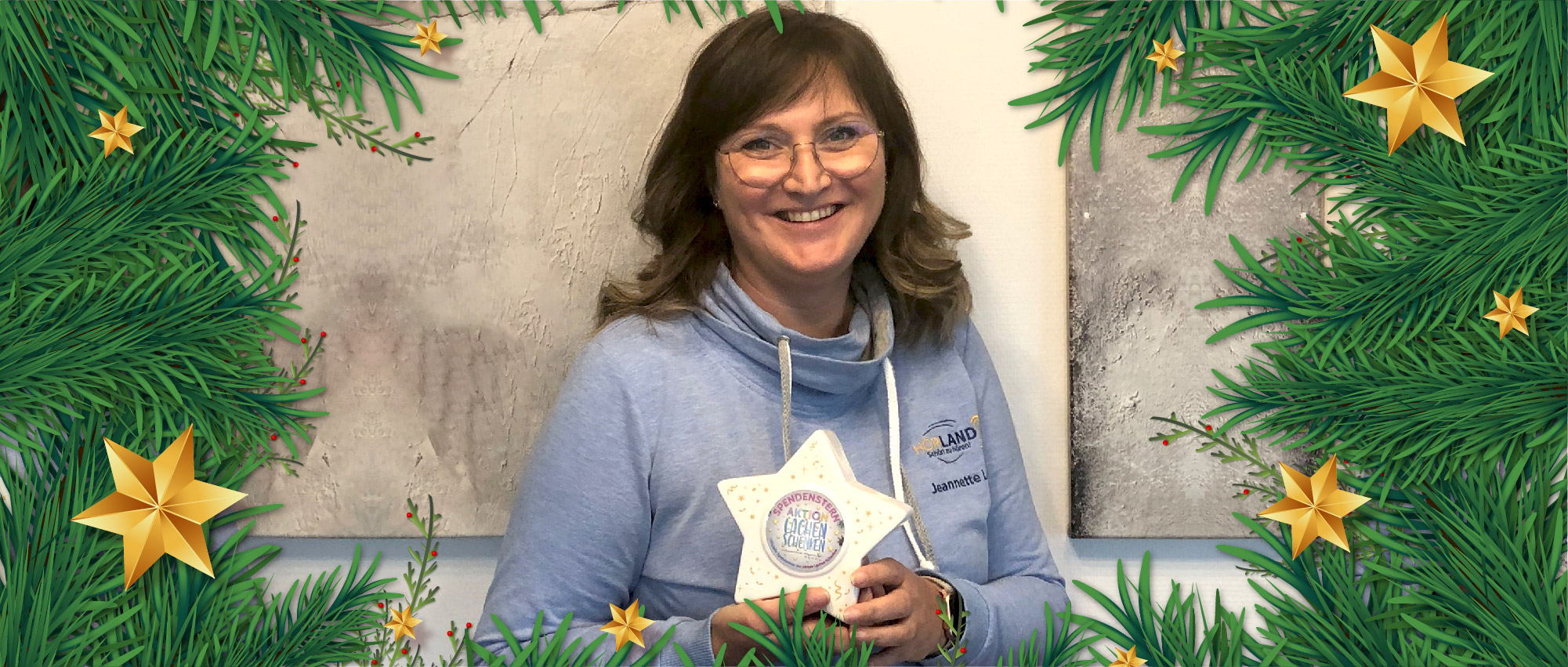 Frau in blauer Hoerland-Haube hält Stern-Auszeichnung der Aktion Lachen Schenken vor neutralem Hintergrund​​​​​​​​​​​​​​​​​​​​​​​​​​​​​​​​​​​​​​​