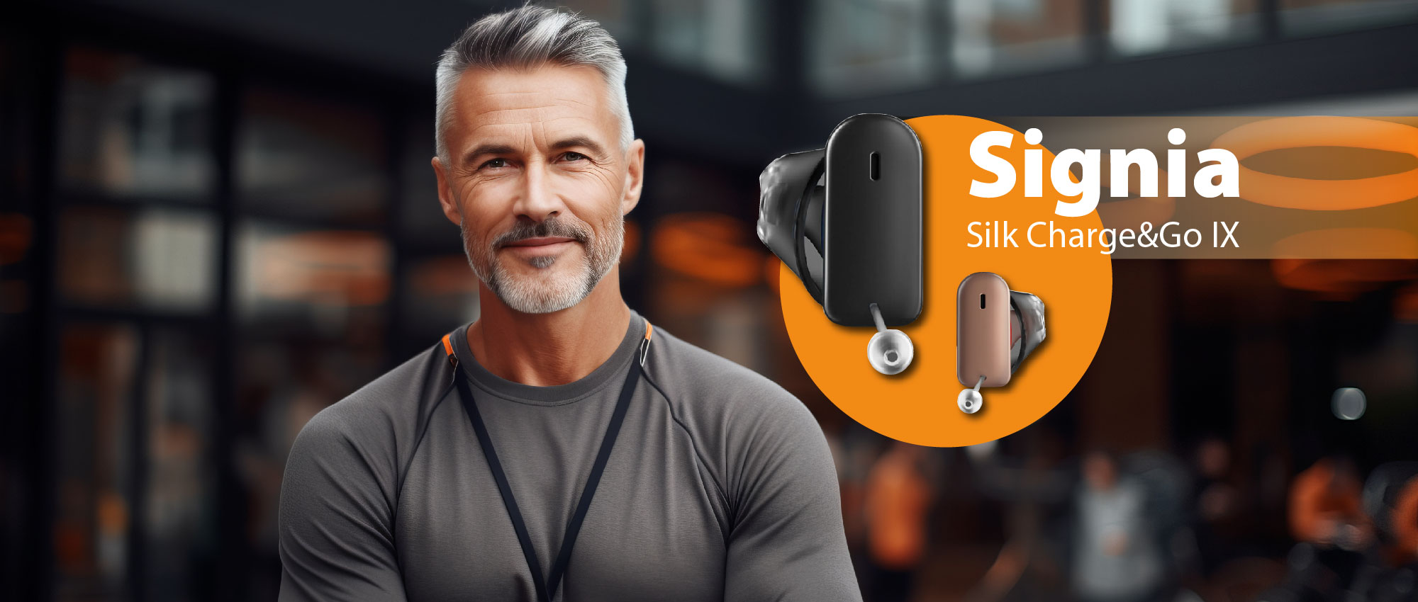 Porträt eines lächelnden Mannes mit grauem Haar vor unscharfem Hintergrund und Signia Silk Charge&Go IX Hörgeräten​​​​​​​​​​​​​​​​​​​​​​​​​​​​​​​