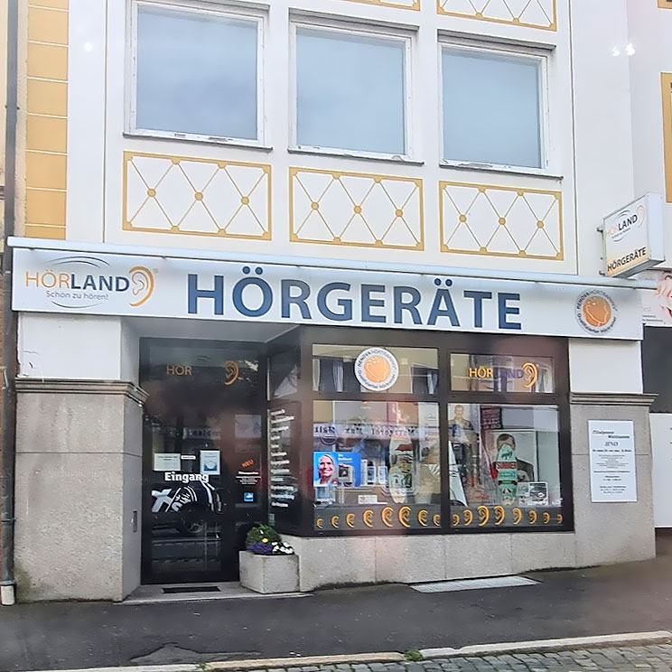 Außenansicht eines Hörgerätegeschäfts in Waldsassen mit Schaufenster und Eingang an einer Straße​​​​​​​​​​​​​​​​​​​​​​​​​​​​​​​​​​​​​​​​​​​​​​​​​