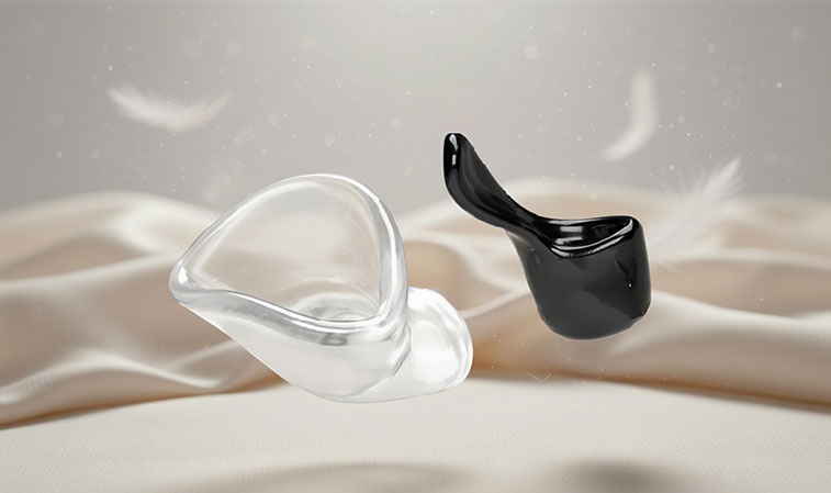 Zwei Ohrstöpsel in transparent und schwarz schweben vor hellem Stoffhintergrund mit weichen Federn, Schlafschutz Produkt​​​​​​​​​​​​​​​​​​​​​​​​​