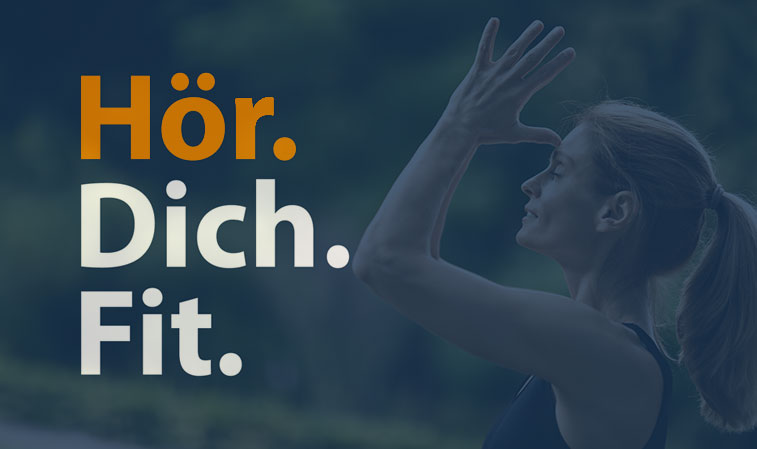 Frau bei Hörtherapie im Freien mit Handgestik vor Gesicht, ruhige Naturkulisse, Fokus auf Hören und Fitness.​​​​​​​​​​​​​​​​​​​​​​​​​​​​​​​​​​​​​