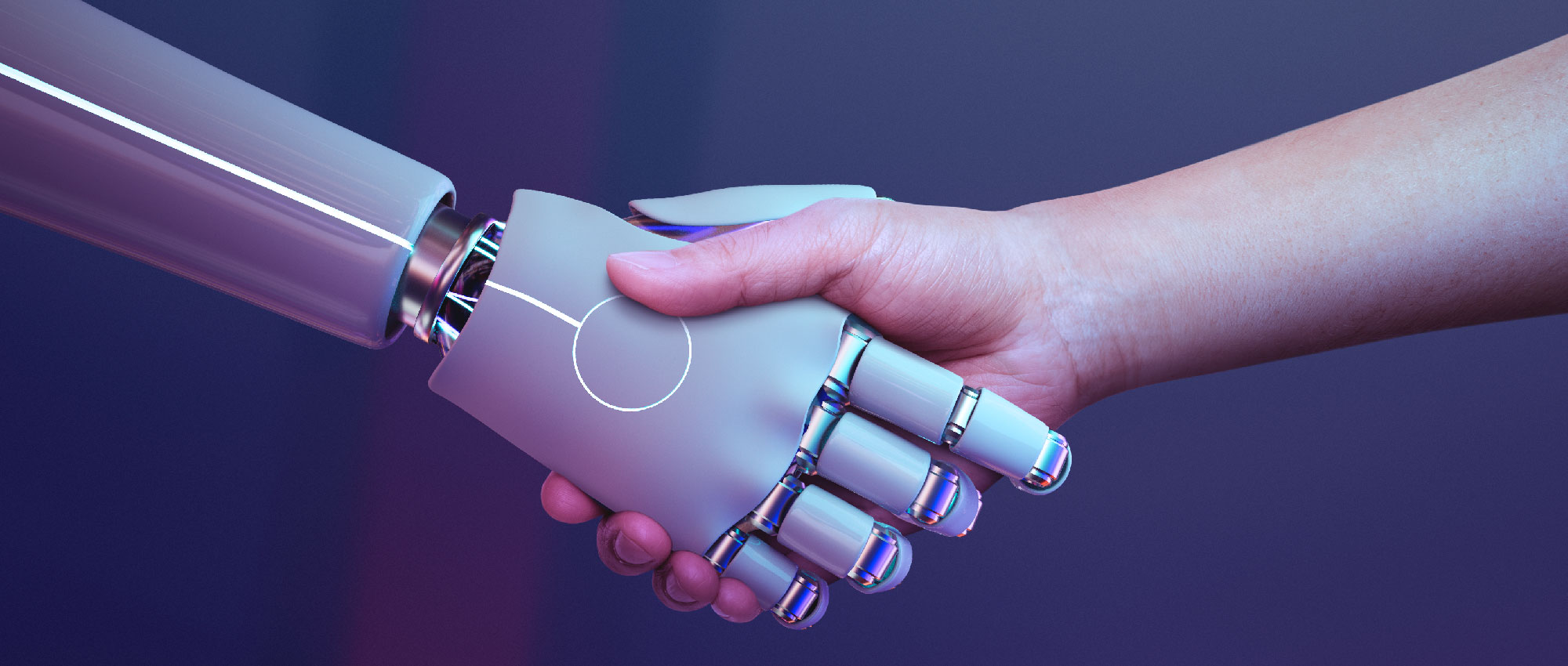 Nahaufnahme einer menschlichen Hand, die eine Roboterhand in futuristischer Umgebung hält. Symbol für KI und Zusammenarbeit.​​​​​​​​​​​​​​​​​​​​​