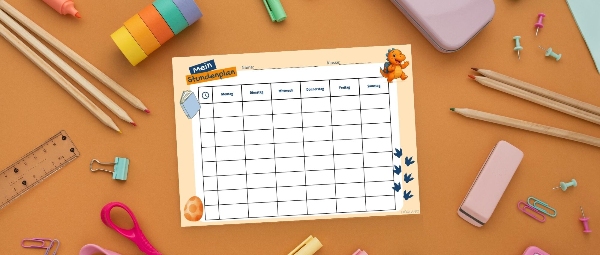 Kostenloser Stundenplan mit Wochentagen, umgeben von Buntstiften, Schere, Lineal und Büroklammern auf braunem Tisch.​​​​​​​​​​​​​​​​​​​​​​​​​​​​​