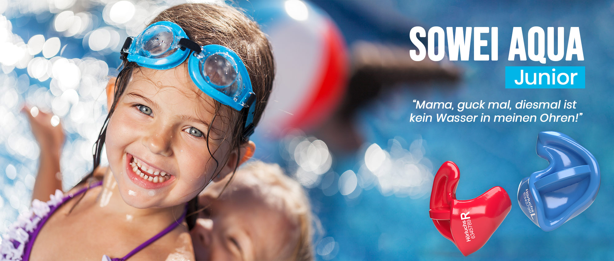 Fröhliches Kind mit blauer Schwimmbrille am Pool zeigt Ohrschutz für Kinderschwimmschutz gegen Wasser im Ohr.​​​​​​​​​​​​​​​​​​​​​​​​​​​​​​​​​​​​