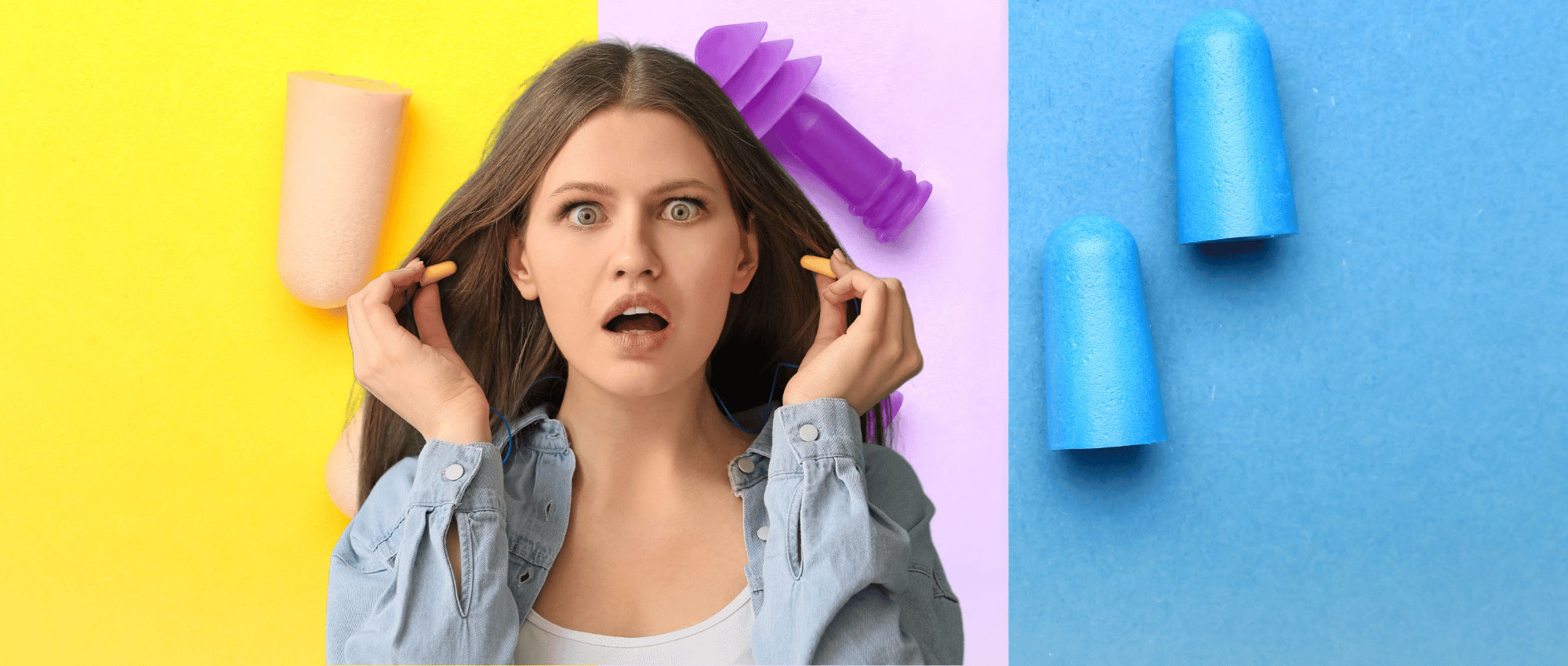 Überraschte Frau hält gelbe Ohrstöpsel vor farbigem Hintergrund mit verschiedenen ungesunden Ohrstöpseln​​​​​​​​​​​​​​​​​​​​​​​​​​​​​​​​​​​​​​​​​