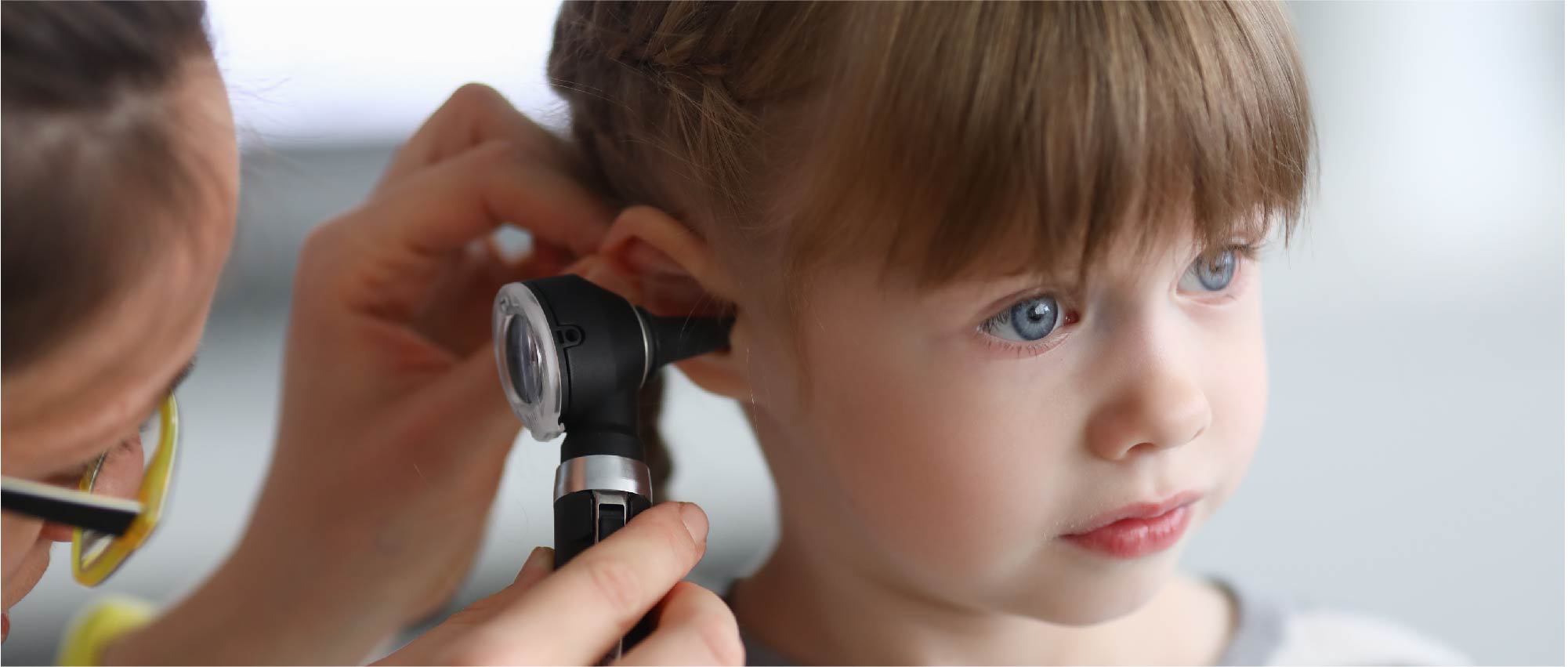 Kinderärztliche Ohruntersuchung mit Otoskop bei Mädchen in heller Praxisumgebung für Kinderversorgung​​​​​​​​​​​​​​​​​​​​​​​​​​​​​​​​​​​​​​​​​​​​