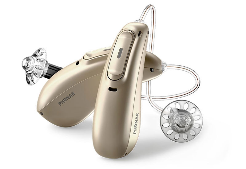 Phonak Paradise Hörgeräte in beige mit Mikrofon, transparentem Schlauch und Ohrstück vor weißem Hintergrund​​​​​​​​​​​​​​​​​​​​​​​​​​​​​​​​​​​​​​