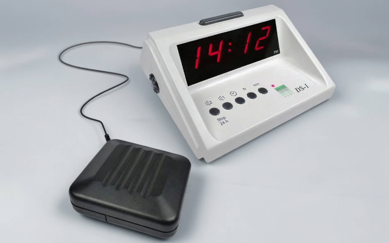 Weißer digitaler Signalwecker mit roter LED-Zeit, angeschlossener schwarzer Lichtklingel auf hellem Hintergrund​​​​​​​​​​​​​​​​​​​​​​​​​​​​​​​​​​