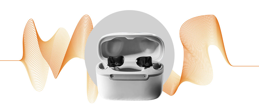 Weißes Ladecase mit zwei schwarzen Signia Insio Charge Go CIC IX In-Ear Hörgeräten vor weißem Hintergrund​​​​​​​​​​​​​​​​​​​​​​​​​​​​​​​​​​​​​​​​