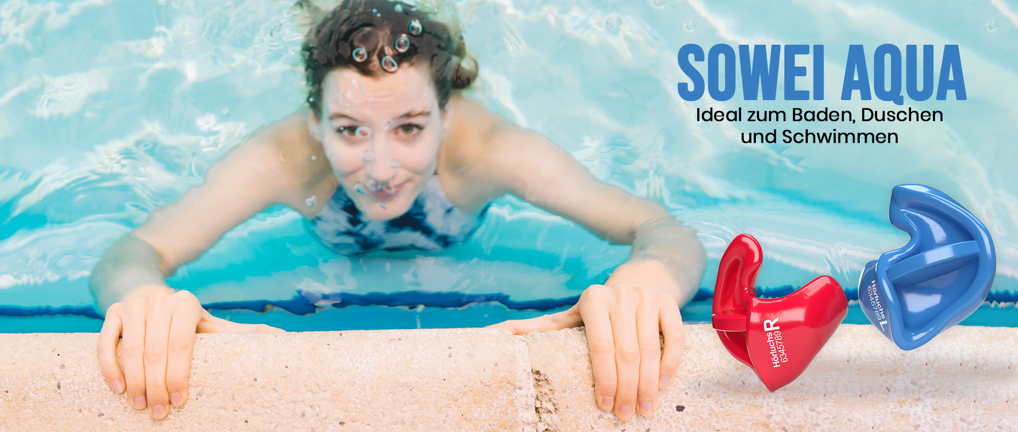 Frau hält sich am Beckenrand fest, taucht unter Wasser, rote und blaue Ohrstöpsel liegen am Rand, Schwimmen und Wasserschutz​​​​​​​​​​​​​​​​​​​​​