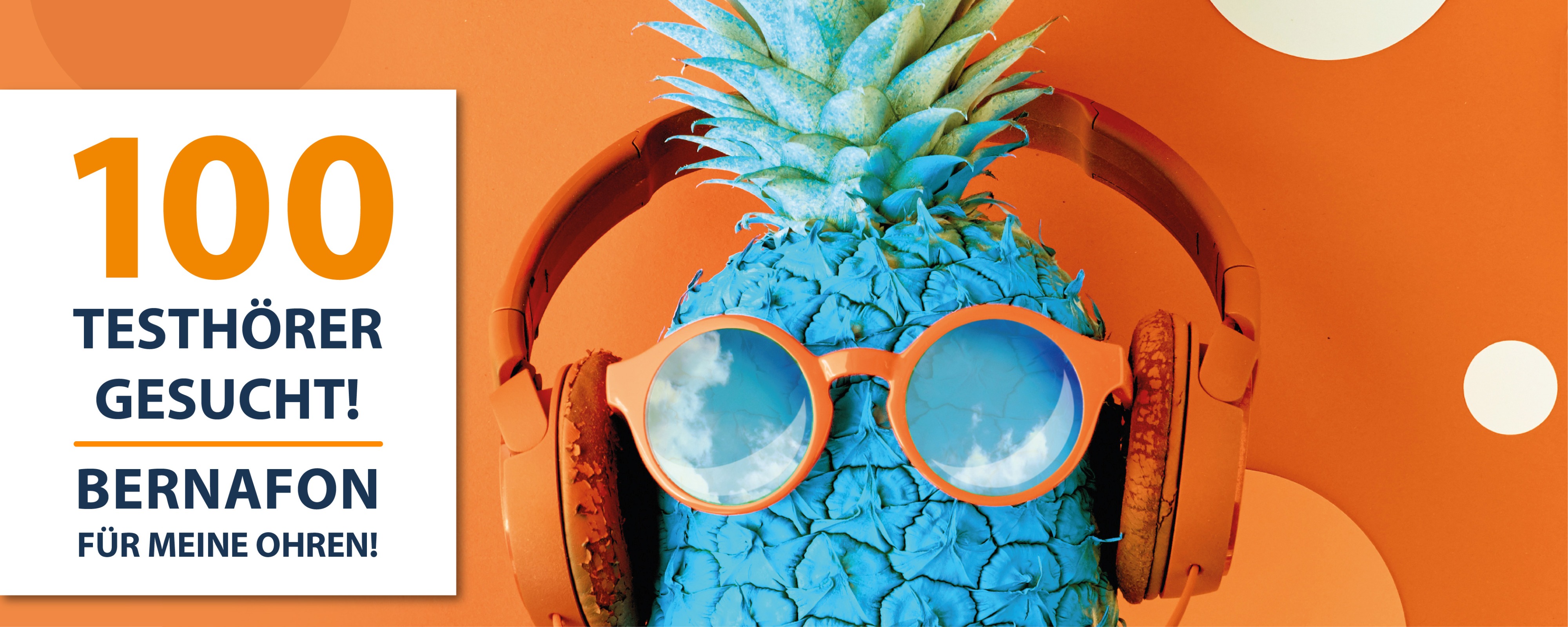 Blaue Ananas mit orangefarbenen Kopfhörern und Sonnenbrille vor orangefarbenem Hintergrund.​​​​​​​​​​​​​​​​​​​​​​​​​​​​​​​​​​​​​​​​​​​​​​​​​​​​​​