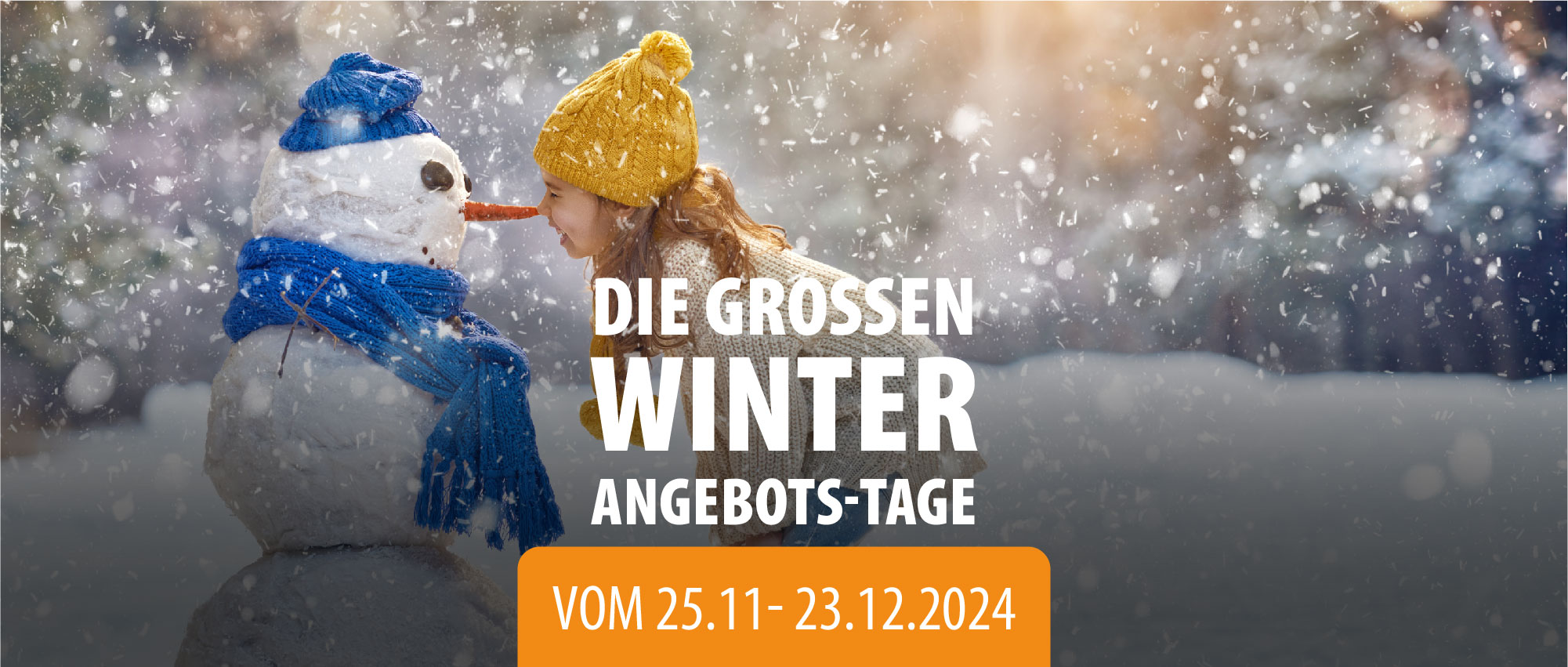 Mädchen mit gelber Mütze berührt lachend Schneemann mit blauer Mütze und Schal bei winterlichem Schneefall​​​​​​​​​​​​​​​​​​​​​​​​​​​​​​​​​​​​​​​