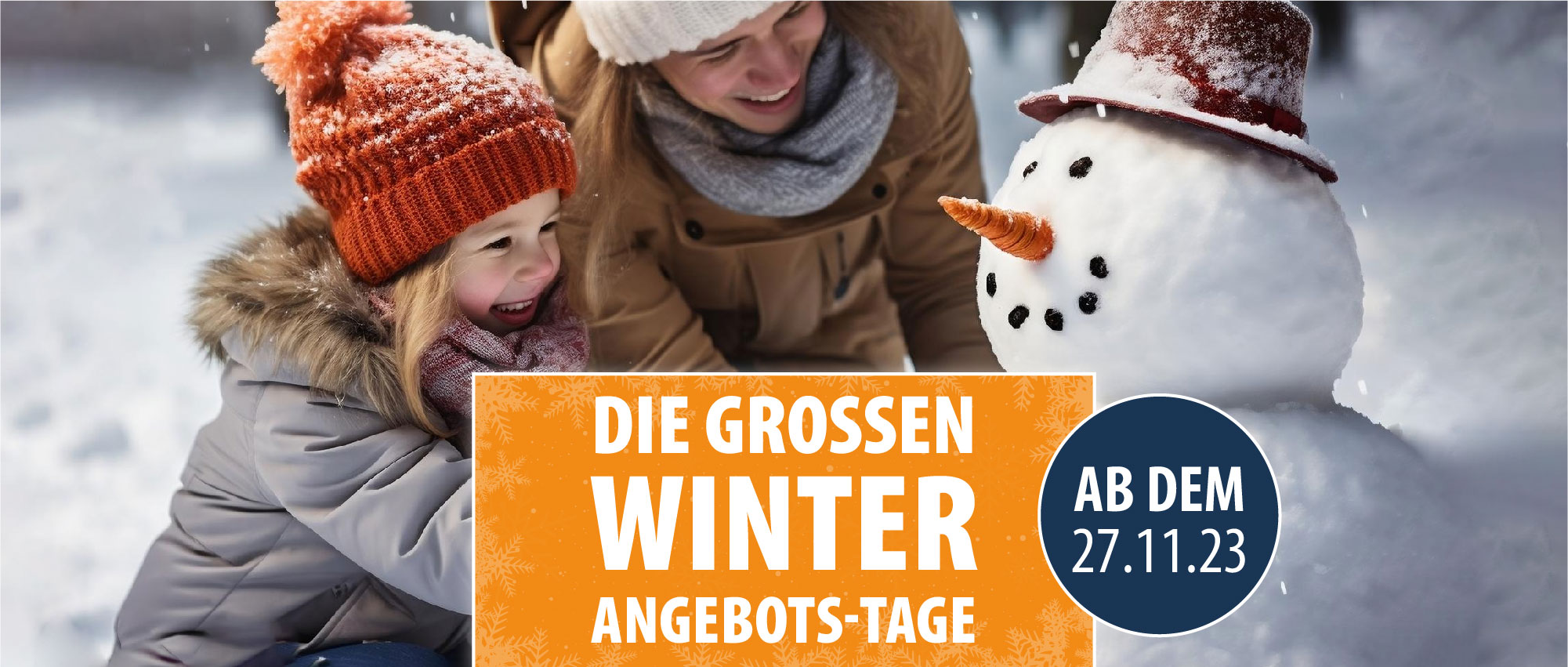 Kind und Frau mit Winterkleidung bauen lachend einen Schneemann im verschneiten Winterwald bei Winterangeboten.​​​​​​​​​​​​​​​​​​​​​​​​​​​​​​​​​​