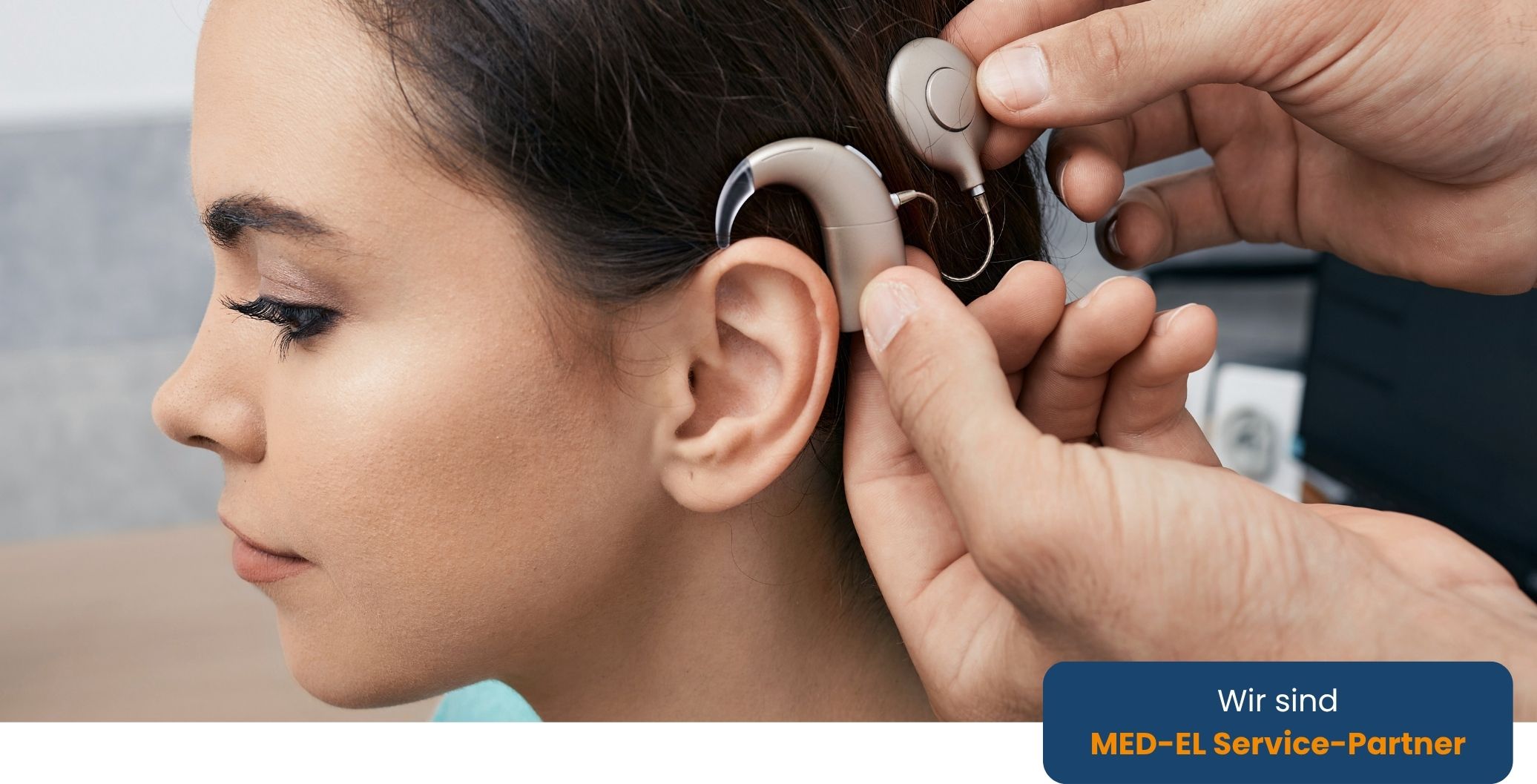 Techniker passt Cochlea-Implantat bei Frau an, Nahaufnahme von Ohr und Hörgerät in medizinischer Umgebung​​​​​​​​​​​​​​​​​​​​​​​​​​​​​​​​​​​​​​​​