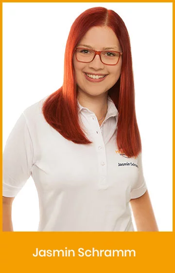 Jasmin Schramm, Mitarbeiterin der Hörland Filiale, lächelt in die Kamera und trägt ein weißes Polo-Shirt mit Firmenlogo.