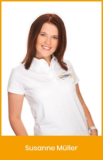 Susanne Müller, Mitarbeiterin der Hörland Filiale, lächelt in die Kamera und trägt ein weißes Polo-Shirt mit Firmenlogo.
