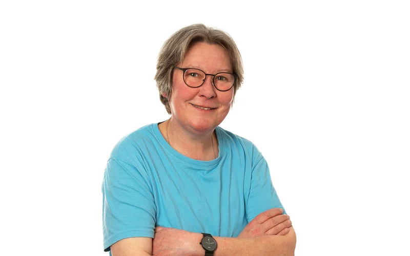 Einzelbild von Anja Beck, einer Mitarbeiterin der Hörland Filiale in Waldsassen, die in einem weißen Polo-Shirt mit dem Hörland Logo lächelt.