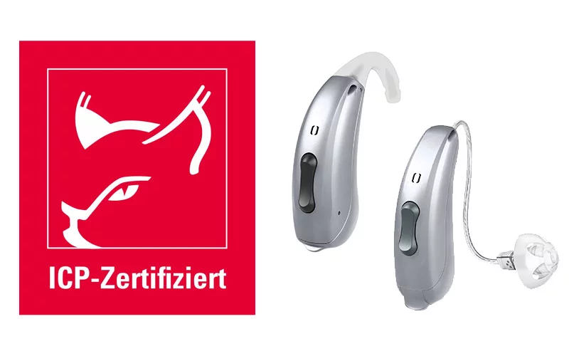 ICP-zertifiziertes Hörgerät in Silber neben dem roten ICP-Zertifikat-Logo.