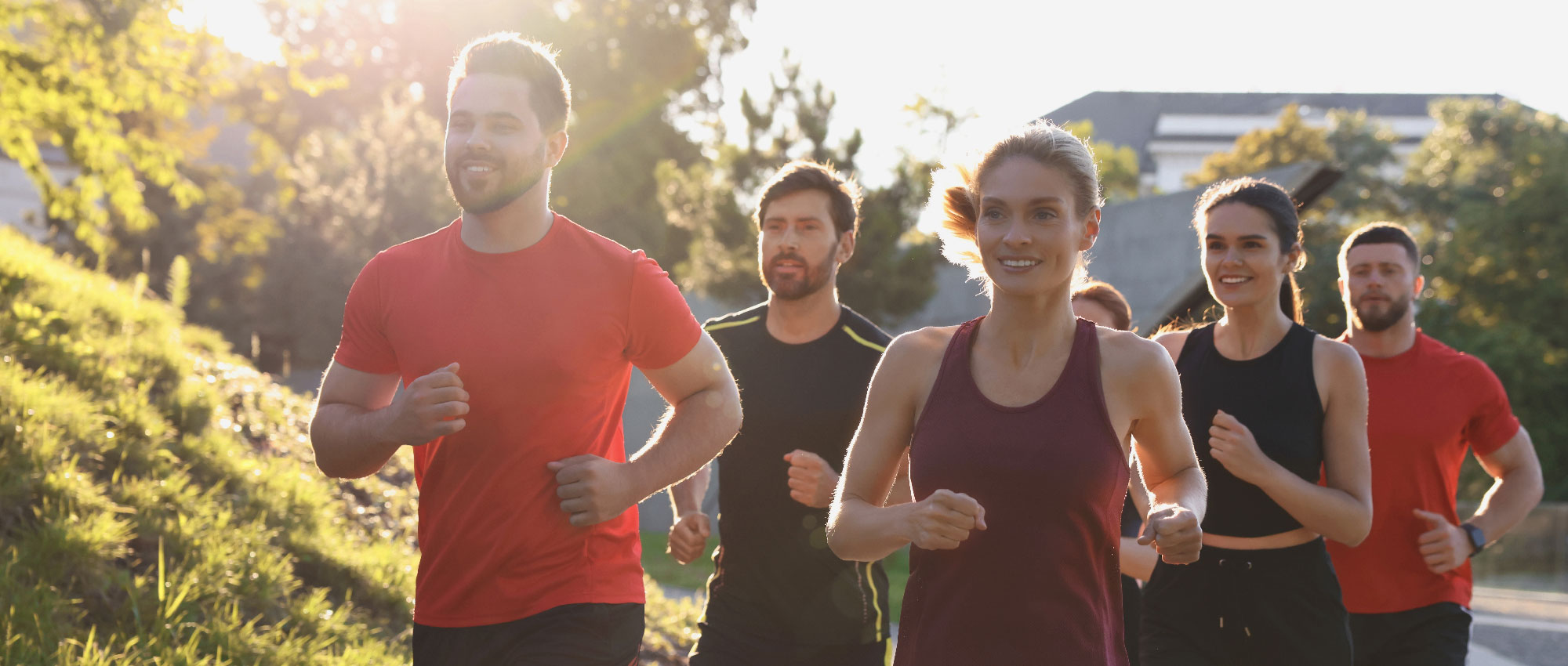Gruppe von Menschen beim Laufen im Park bei Sonnenschein. Die neue Oticon Intent Hörtechnologie sorgt für klaren Klang und exzellente Sprachverständlichkeit, selbst in herausfordernden Umgebungen. Gruppe von Menschen beim Laufen im Park bei Sonnenschein. Die neue Oticon Intent Hörtechnologie sorgt für klaren Klang und exzellente Sprachverständlichkeit, selbst in herausfordernden Umgebungen.