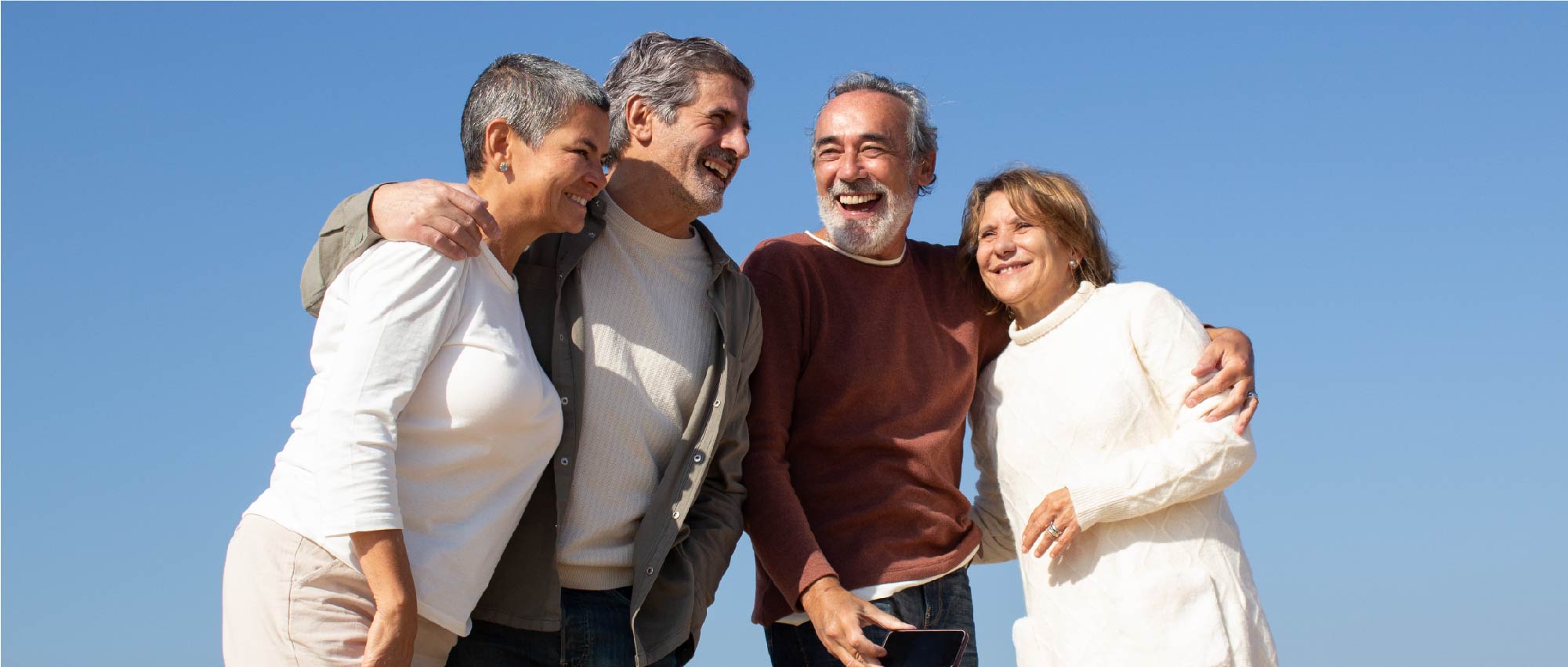 Gruppe älterer Menschen, die gemeinsam lächeln und Zeit miteinander verbringen. Der positive Einfluss von Hörgeräten auf das soziale Leben und die Kommunikation im Alter wird hier verdeutlicht. Gruppe älterer Menschen, die gemeinsam lächeln und Zeit miteinander verbringen. Der positive Einfluss von Hörgeräten auf das soziale Leben und die Kommunikation im Alter wird hier verdeutlicht.