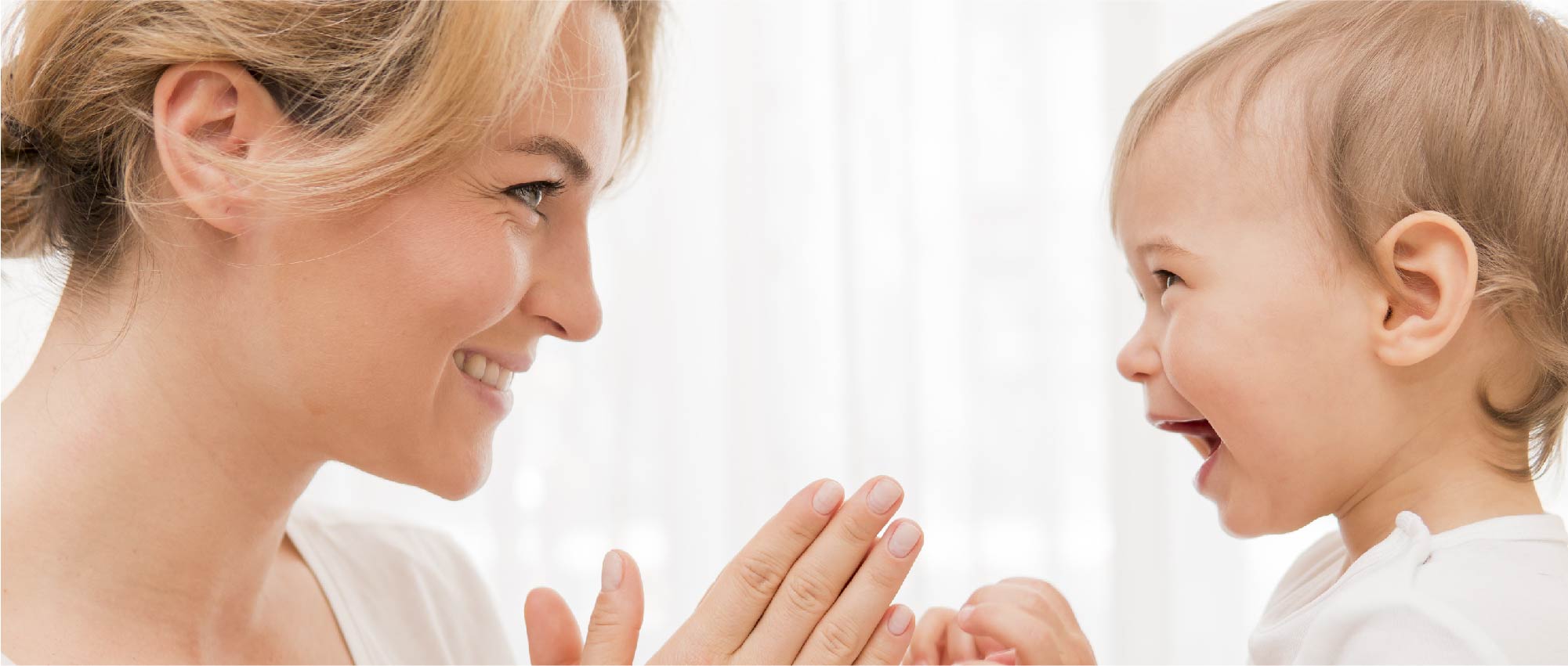 Eine Mutter interagiert liebevoll mit ihrem Kind, was auf eine gesunde Kommunikation und eine frühzeitige Versorgung bei Hörverlust hinweist. Die frühzeitige Erkennung und Behandlung von Hörverlust bei Kindern ist entscheidend für ihre Entwicklung. Eine Mutter interagiert liebevoll mit ihrem Kind, was auf eine gesunde Kommunikation und eine frühzeitige Versorgung bei Hörverlust hinweist. Die frühzeitige Erkennung und Behandlung von Hörverlust bei Kindern ist entscheidend für ihre Entwicklung.