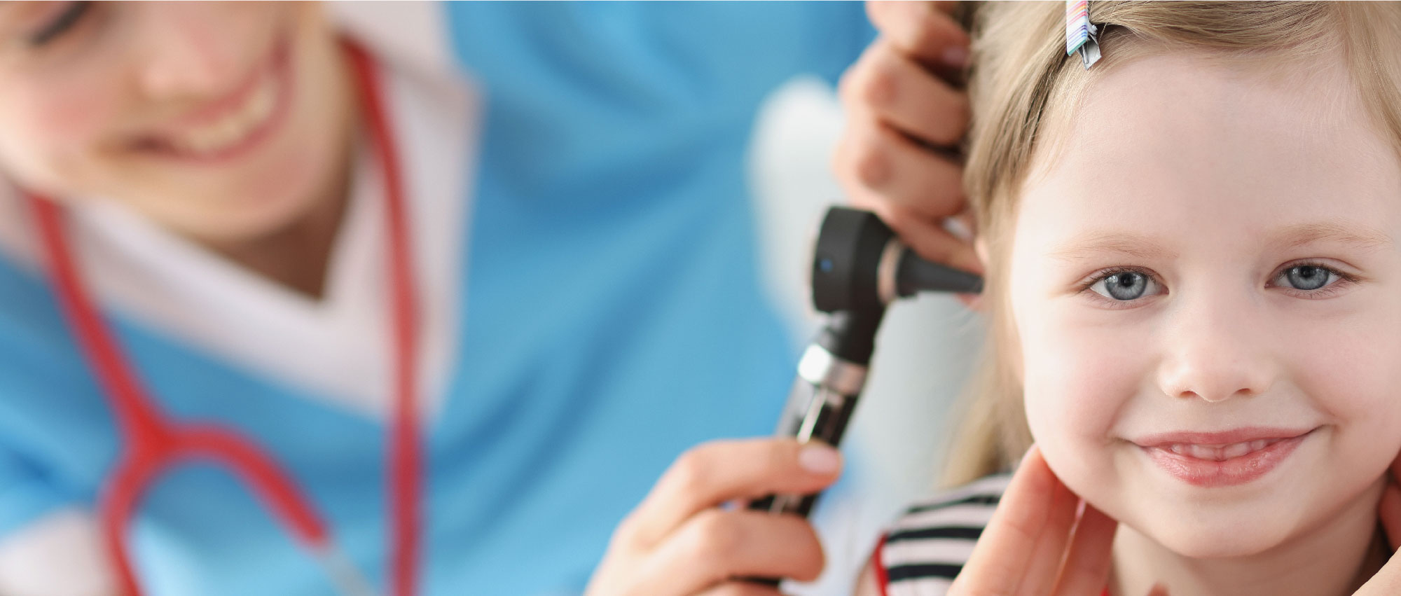 HNO-Arzt führt eine Ohruntersuchung bei einem lächelnden Mädchen durch – frühzeitige Erkennung von Hörproblemen durch regelmäßige Hörtests. HNO-Arzt führt eine Ohruntersuchung bei einem lächelnden Mädchen durch – frühzeitige Erkennung von Hörproblemen durch regelmäßige Hörtests.