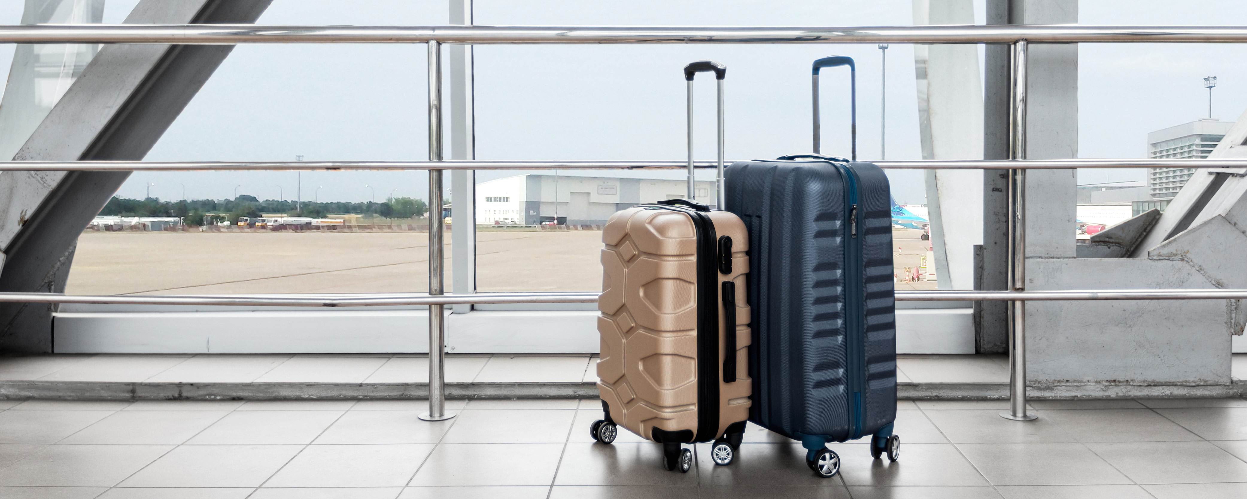 Zwei Koffer am Flughafen – wie man Hörgeräte sicher auf Reisen im Handgepäck transportiert und Flughafensicherheitsmaßnahmen für Hörgeräteträger berücksichtigt. Zwei Koffer am Flughafen – wie man Hörgeräte sicher auf Reisen im Handgepäck transportiert und Flughafensicherheitsmaßnahmen für Hörgeräteträger berücksichtigt.