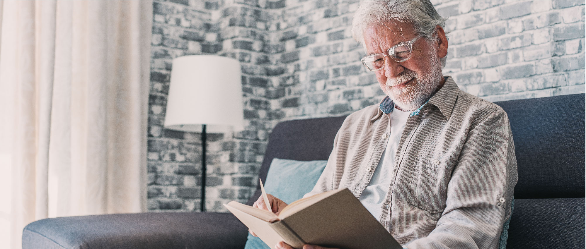 Ein älterer Mann liest ein Buch in seinem Wohnzimmer und profitiert von der verbesserten Hörklarheit durch moderne Hörgeräte, die den Alltag erleichtern. Ein älterer Mann liest ein Buch in seinem Wohnzimmer und profitiert von der verbesserten Hörklarheit durch moderne Hörgeräte, die den Alltag erleichtern.