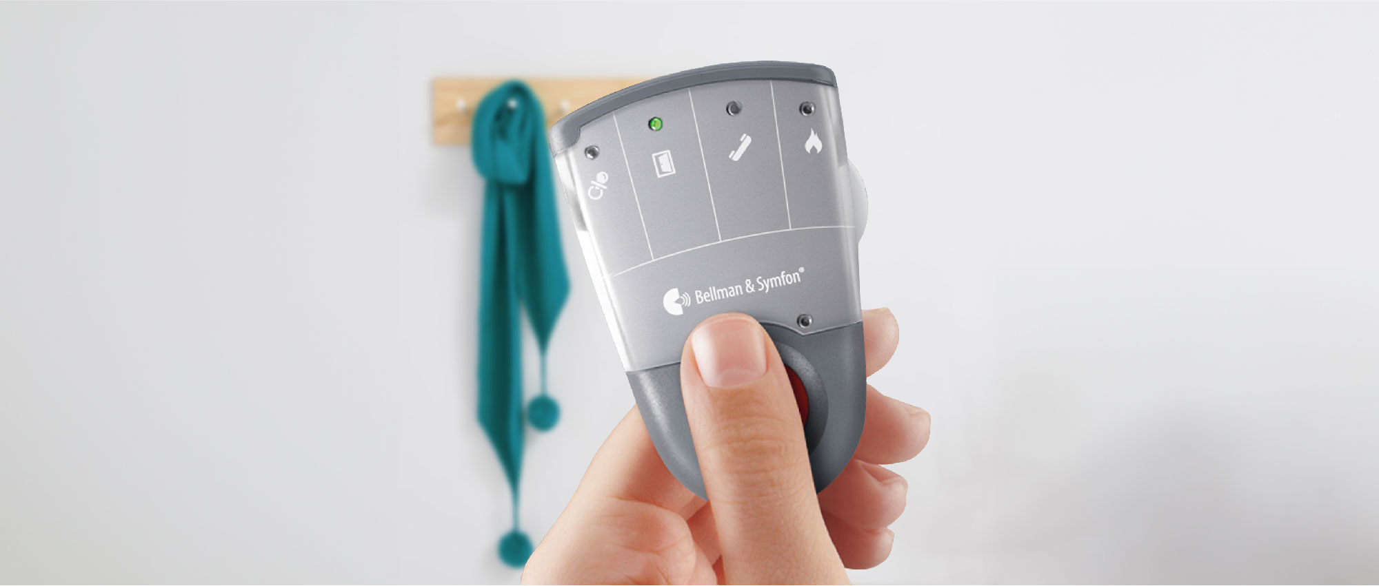 Eine Hand hält ein kabelloses Hörgerät von Bellman & Symfon. Diese Geräte verbessern die Klangqualität für Telefongespräche und häusliche Kommunikation. Eine Hand hält ein kabelloses Hörgerät von Bellman & Symfon. Diese Geräte verbessern die Klangqualität für Telefongespräche und häusliche Kommunikation.