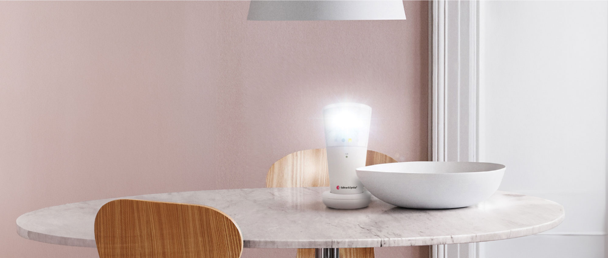 Ein minimalistischer Esstisch mit einem smarten Hörgerät. Smarte Hörhilfen wie die von Bellman & Symfon integrieren sich nahtlos in den Wohnbereich. Ein minimalistischer Esstisch mit einem smarten Hörgerät. Smarte Hörhilfen wie die von Bellman & Symfon integrieren sich nahtlos in den Wohnbereich.