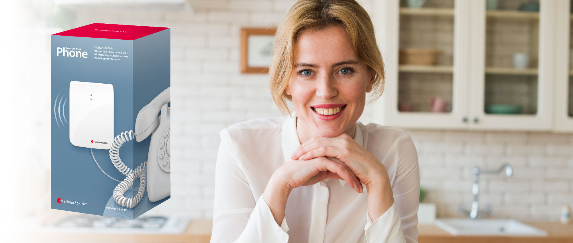 Eine lächelnde Frau in einer modernen Küche neben einer Phonak Hörgeräte-Verpackung. Phonak bietet fortschrittliche Hörlösungen für eine bessere Alltagskommunikation. Eine lächelnde Frau in einer modernen Küche neben einer Phonak Hörgeräte-Verpackung. Phonak bietet fortschrittliche Hörlösungen für eine bessere Alltagskommunikation.